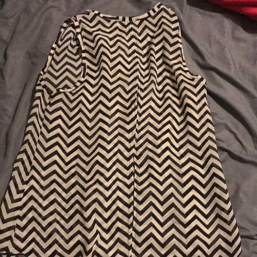 Cute chevron top - Picture 3 of 3
